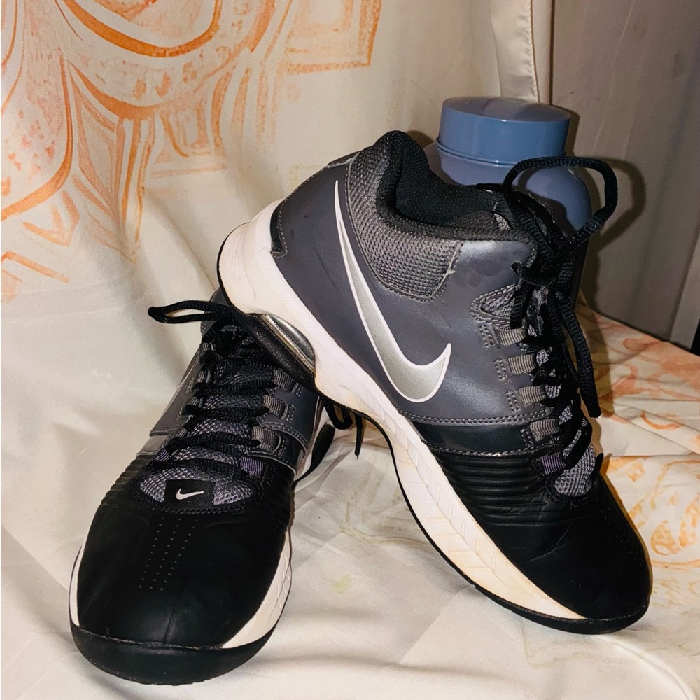 Nike Like New Black and Gray Athletic Shoes with Sleek Design